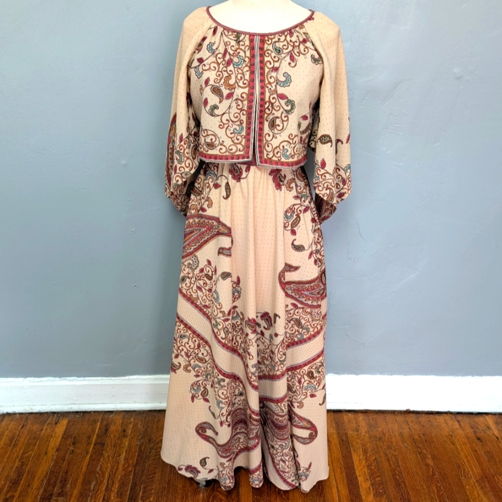 Chic Paisley Maxi Dress in Cream and Red